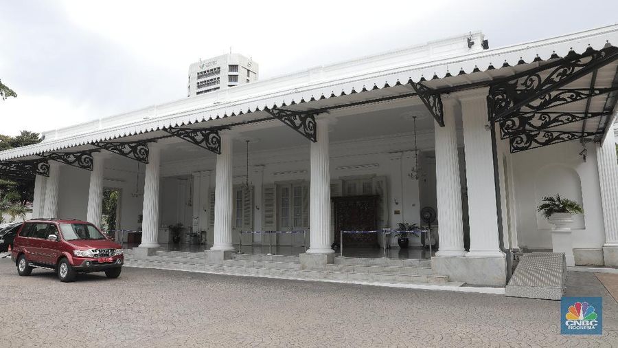 Suasana Kantor Wakil Gubernur DKI Jakarta Ahmad Riza Patria tampak kosong,Senin (30/11). Usai Ahmad Riza terkonfirmasi positif corona, gedung Blok B Balai Kota ditutup sementara. Penutupan hanya berlaku untuk Gedung B. Aktifitas gedung lainya berjalan normal.Kasus Covid-19 bertambah sebanyak 4.617 orang hari ini, Senin (30/11). Total kasus terkonfirmasi positif Covid-19 di Indonesia menembus 538.883 orang. DKI Jakarta menyumbang 1.099 kasus baru Covid-19. Total kasus Covid-19 di DKI Jakarta menjadi 136.861 orang. (CNBC Indonesia/ Muhammad Sabki)