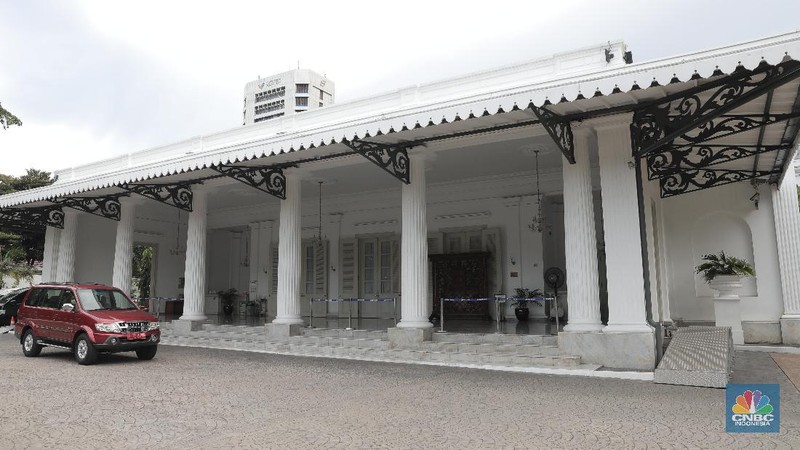 Suasana Kantor Wakil Gubernur DKI Jakarta Ahmad Riza Patria tampak kosong,Senin (30/11). Usai Ahmad Riza terkonfirmasi positif corona, gedung Blok B Balai Kota ditutup sementara. Penutupan hanya berlaku untuk Gedung B. Aktifitas gedung lainya berjalan normal.Kasus Covid-19 bertambah sebanyak 4.617 orang hari ini, Senin (30/11). Total kasus terkonfirmasi positif Covid-19 di Indonesia menembus 538.883 orang. DKI Jakarta menyumbang 1.099 kasus baru Covid-19. Total kasus Covid-19 di DKI Jakarta menjadi 136.861 orang. (CNBC Indonesia/ Muhammad Sabki)