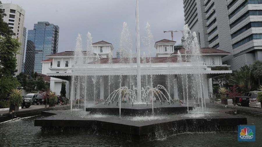 Suasana Kantor Wakil Gubernur DKI Jakarta Ahmad Riza Patria tampak kosong,Senin (30/11). Usai Ahmad Riza terkonfirmasi positif corona, gedung Blok B Balai Kota ditutup sementara. Penutupan hanya berlaku untuk Gedung B. Aktifitas gedung lainya berjalan normal.Kasus Covid-19 bertambah sebanyak 4.617 orang hari ini, Senin (30/11). Total kasus terkonfirmasi positif Covid-19 di Indonesia menembus 538.883 orang. DKI Jakarta menyumbang 1.099 kasus baru Covid-19. Total kasus Covid-19 di DKI Jakarta menjadi 136.861 orang. (CNBC Indonesia/ Muhammad Sabki)