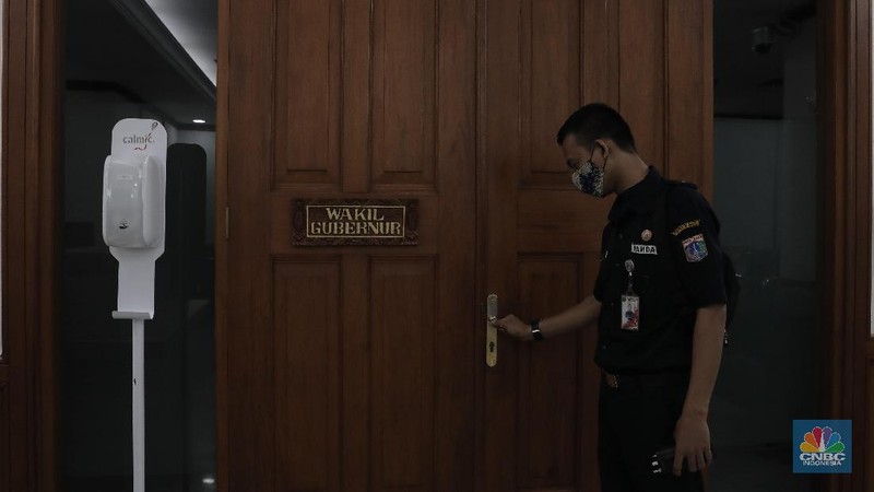 Pengunjung berbelanja di Matahari Store dikawasan Jakarta, Senin (30/11/2020). PT Matahari Departement Store Tbk (LPPF) menutup 6 gerainya hingga akhir tahun ini. Jumlah gerai perusahaan ritel ini akan berkurang dari 153 toko menjadi 147 toko.  (CNBC Indonesia/ Tri Susilo)