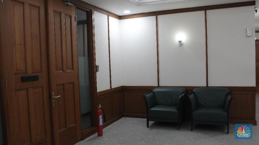 Suasana Kantor Wakil Gubernur DKI Jakarta Ahmad Riza Patria tampak kosong,Senin (30/11). Usai Ahmad Riza terkonfirmasi positif corona, gedung Blok B Balai Kota ditutup sementara. Penutupan hanya berlaku untuk Gedung B. Aktifitas gedung lainya berjalan normal.Kasus Covid-19 bertambah sebanyak 4.617 orang hari ini, Senin (30/11). Total kasus terkonfirmasi positif Covid-19 di Indonesia menembus 538.883 orang. DKI Jakarta menyumbang 1.099 kasus baru Covid-19. Total kasus Covid-19 di DKI Jakarta menjadi 136.861 orang. (CNBC Indonesia/ Muhammad Sabki)