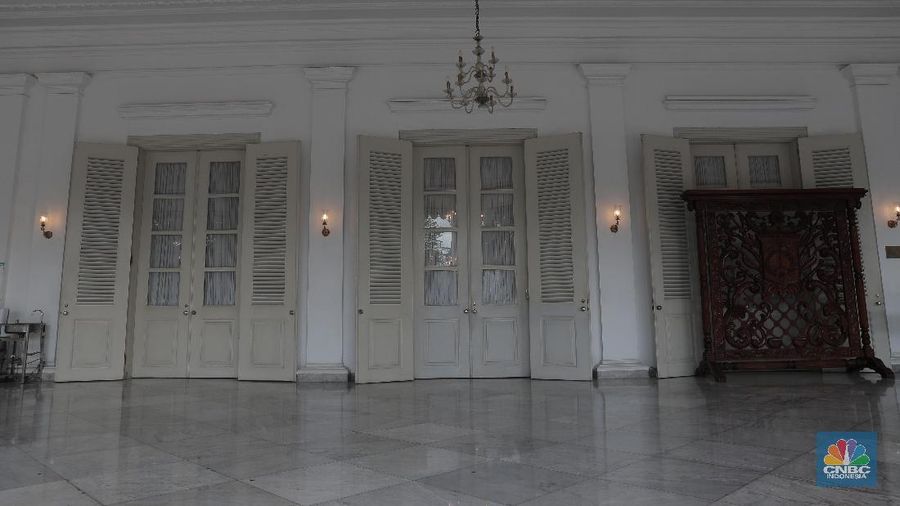 Suasana Kantor Wakil Gubernur DKI Jakarta Ahmad Riza Patria tampak kosong,Senin (30/11). Usai Ahmad Riza terkonfirmasi positif corona, gedung Blok B Balai Kota ditutup sementara. Penutupan hanya berlaku untuk Gedung B. Aktifitas gedung lainya berjalan normal.Kasus Covid-19 bertambah sebanyak 4.617 orang hari ini, Senin (30/11). Total kasus terkonfirmasi positif Covid-19 di Indonesia menembus 538.883 orang. DKI Jakarta menyumbang 1.099 kasus baru Covid-19. Total kasus Covid-19 di DKI Jakarta menjadi 136.861 orang. (CNBC Indonesia/ Muhammad Sabki)