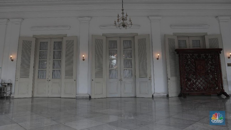Suasana Kantor Wakil Gubernur DKI Jakarta Ahmad Riza Patria tampak kosong,Senin (30/11). Usai Ahmad Riza terkonfirmasi positif corona, gedung Blok B Balai Kota ditutup sementara. Penutupan hanya berlaku untuk Gedung B. Aktifitas gedung lainya berjalan normal.Kasus Covid-19 bertambah sebanyak 4.617 orang hari ini, Senin (30/11). Total kasus terkonfirmasi positif Covid-19 di Indonesia menembus 538.883 orang. DKI Jakarta menyumbang 1.099 kasus baru Covid-19. Total kasus Covid-19 di DKI Jakarta menjadi 136.861 orang. (CNBC Indonesia/ Muhammad Sabki)