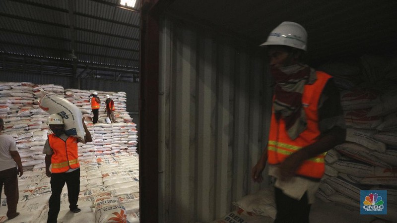 Pekerja mengangkut beras milik Perum Bulog di kawasan Kelapa gading, Jakarta, Senin (30/11/2020). Kementan kembali memastikan meski tengah dilanda pandemi Covid-19 pasokan beras hingga akhir tahun masih ada stok sebanyak 1,05 juta ton. (CNBC Indonesia/Tri Susilo)