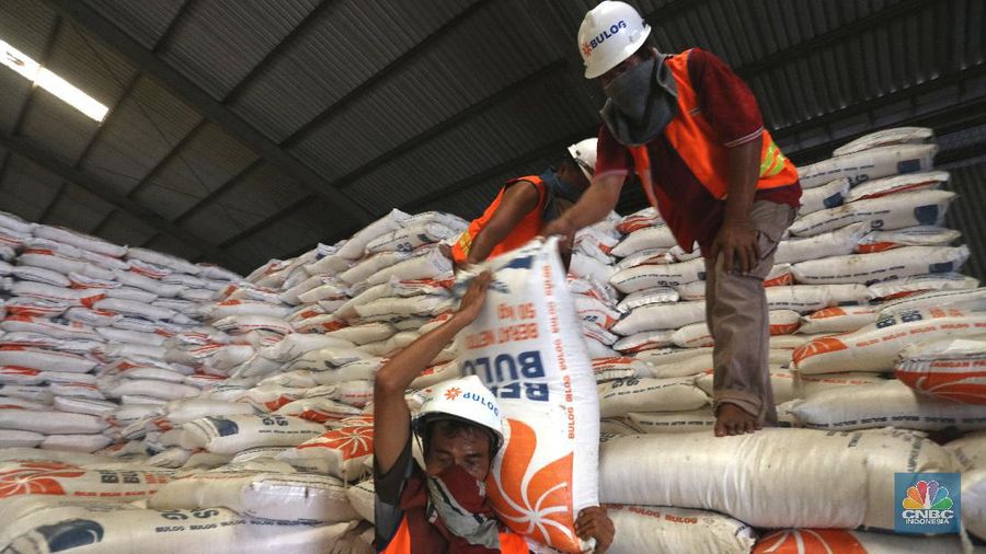 Pekerja mengangkut beras milik Perum Bulog di kawasan Kelapa gading, Jakarta, Senin (30/11/2020). Kementan kembali memastikan meski tengah dilanda pandemi Covid-19 pasokan beras hingga akhir tahun masih ada stok sebanyak 1,05 juta ton. (CNBC Indonesia/Tri Susilo)