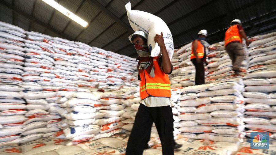 Pekerja mengangkut beras milik Perum Bulog di kawasan Kelapa gading, Jakarta, Senin (30/11/2020). Kementan kembali memastikan meski tengah dilanda pandemi Covid-19 pasokan beras hingga akhir tahun masih ada stok sebanyak 1,05 juta ton. (վ/Tri Susilo)