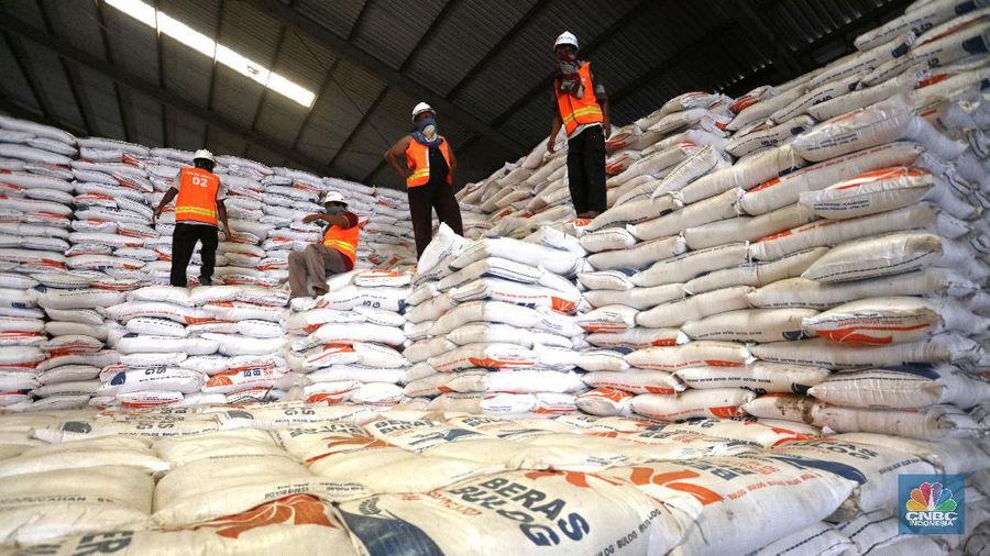 Pekerja mengangkut beras milik Perum Bulog di kawasan Kelapa gading, Jakarta, Senin (30/11/2020). Kementan kembali memastikan meski tengah dilanda pandemi Covid-19 pasokan beras hingga akhir tahun masih ada stok sebanyak 1,05 juta ton. (CNBC Indonesia/Tri Susilo)