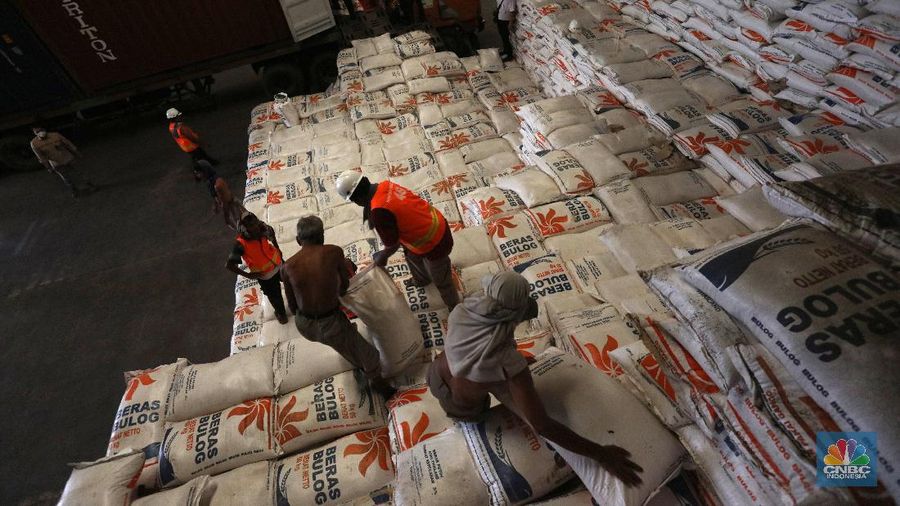 Pekerja mengangkut beras milik Perum Bulog di kawasan Kelapa gading, Jakarta, Senin (30/11/2020). Kementan kembali memastikan meski tengah dilanda pandemi Covid-19 pasokan beras hingga akhir tahun masih ada stok sebanyak 1,05 juta ton. (CNBC Indonesia/Tri Susilo)