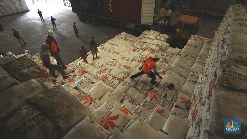 Pekerja mengangkut beras milik Perum Bulog di kawasan Kelapa gading, Jakarta, Senin (30/11/2020). Kementan kembali memastikan meski tengah dilanda pandemi Covid-19 pasokan beras hingga akhir tahun masih ada stok sebanyak 1,05 juta ton. (CNBC Indonesia/Tri Susilo)