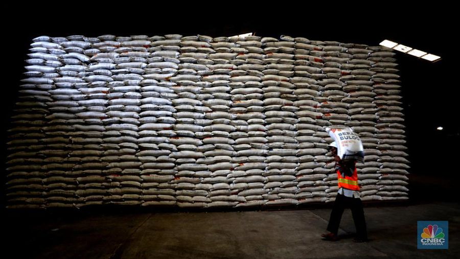 Pekerja mengangkut beras milik Perum Bulog di kawasan Kelapa gading, Jakarta, Senin (30/11/2020). Kementan kembali memastikan meski tengah dilanda pandemi Covid-19 pasokan beras hingga akhir tahun masih ada stok sebanyak 1,05 juta ton. (CNBC Indonesia/Tri Susilo)