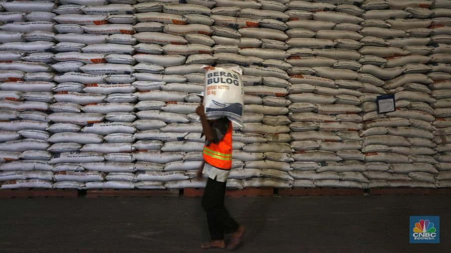 Pekerja mengangkut beras milik Perum Bulog di kawasan Kelapa gading, Jakarta, Senin (30/11/2020). Kementan kembali memastikan meski tengah dilanda pandemi Covid-19 pasokan beras hingga akhir tahun masih ada stok sebanyak 1,05 juta ton. (CNBC Indonesia/Tri Susilo)
