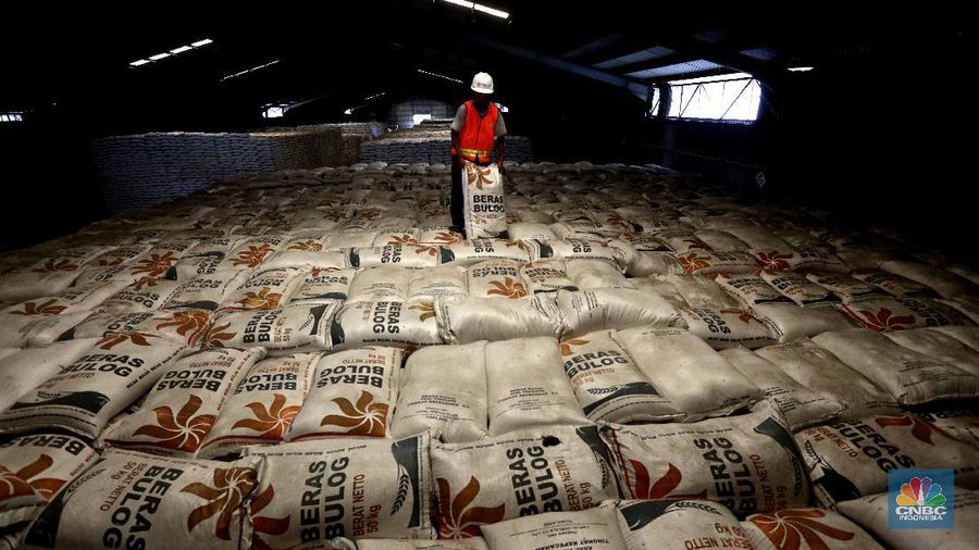 Pekerja mengangkut beras milik Perum Bulog di kawasan Kelapa gading, Jakarta, Senin (30/11/2020). Kementan kembali memastikan meski tengah dilanda pandemi Covid-19 pasokan beras hingga akhir tahun masih ada stok sebanyak 1,05 juta ton. (CNBC Indonesia/Tri Susilo)