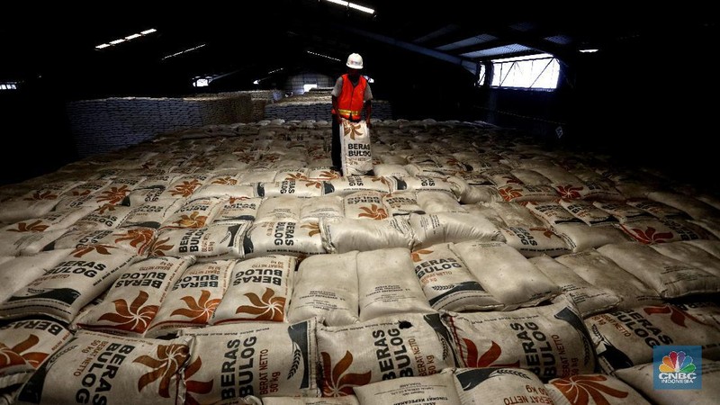 Pekerja mengangkut beras milik Perum Bulog di kawasan Kelapa gading, Jakarta, Senin (30/11/2020). Kementan kembali memastikan meski tengah dilanda pandemi Covid-19 pasokan beras hingga akhir tahun masih ada stok sebanyak 1,05 juta ton. (CNBC Indonesia/Tri Susilo)