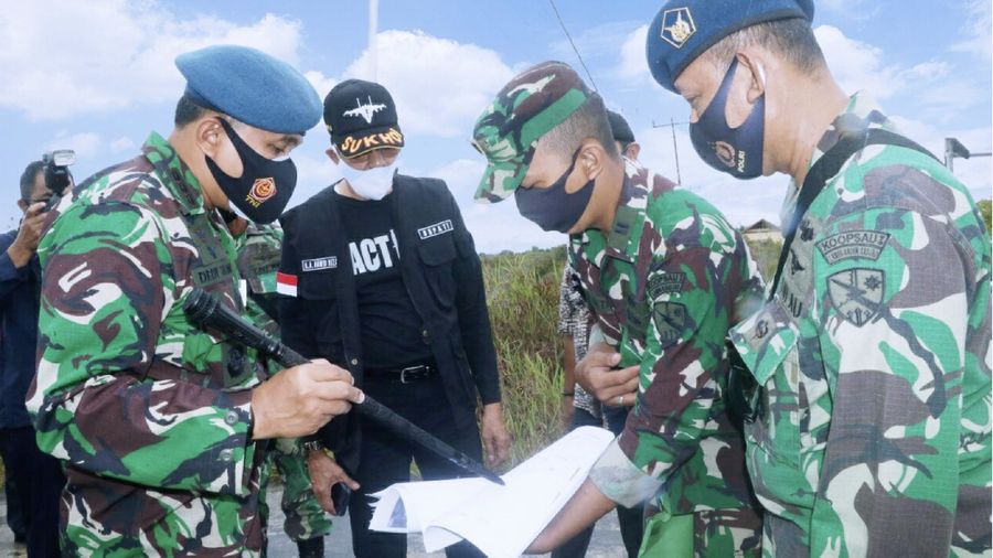 Komandan Lanud (Danlanud) Raden Sadjad(RSA) Kolonel Pnb Dedy I. S. Salam, S. Sos., bersama Badan Pertanahan Nasional Kabupaten Natuna meninjau aset landasan TNI AU peninggalan Jepang yang berada di Pulau Subi, Desa Terayak Kecamatan Subi Kecil, Kabupaten Natuna, Kepulauan Riau, Jumat (27/11/2020). (Dok. TNI AU)