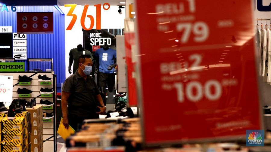 Pengunjung berbelanja di Matahari Store dikawasan Jakarta, Senin (30/11/2020). PT Matahari Departement Store Tbk (LPPF) menutup 6 gerainya hingga akhir tahun ini. Jumlah gerai perusahaan ritel ini akan berkurang dari 153 toko menjadi 147 toko.  (CNBC Indonesia/ Tri Susilo)
