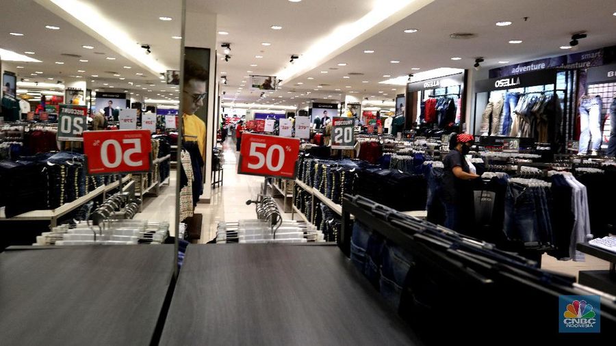Pengunjung berbelanja di Matahari Store dikawasan Jakarta, Senin (30/11/2020). PT Matahari Departement Store Tbk (LPPF) menutup 6 gerainya hingga akhir tahun ini. Jumlah gerai perusahaan ritel ini akan berkurang dari 153 toko menjadi 147 toko. (CNBC Indonesia/ Tri Susilo)