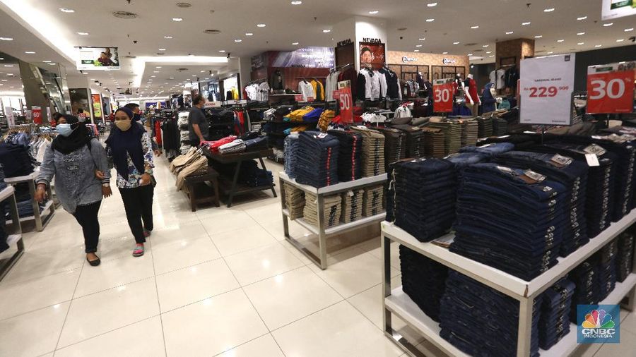 Pengunjung berbelanja di Matahari Store dikawasan Jakarta, Senin (30/11/2020). PT Matahari Departement Store Tbk (LPPF) menutup 6 gerainya hingga akhir tahun ini. Jumlah gerai perusahaan ritel ini akan berkurang dari 153 toko menjadi 147 toko.  (CNBC Indonesia/ Tri Susilo)