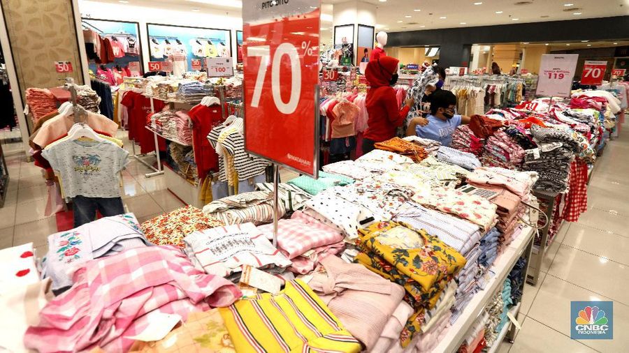 Pengunjung berbelanja di Matahari Store dikawasan Jakarta, Senin (30/11/2020). PT Matahari Departement Store Tbk (LPPF) menutup 6 gerainya hingga akhir tahun ini. Jumlah gerai perusahaan ritel ini akan berkurang dari 153 toko menjadi 147 toko.  (վ/ Tri Susilo)