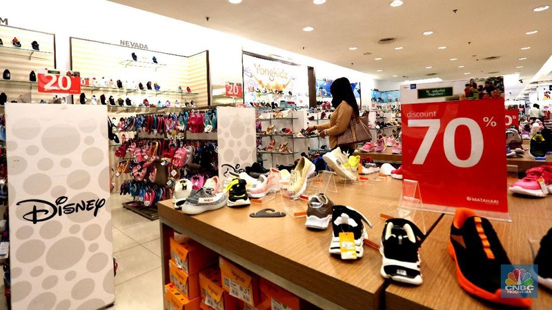 Pengunjung berbelanja di Matahari Store dikawasan Jakarta, Senin (30/11/2020). PT Matahari Departement Store Tbk (LPPF) menutup 6 gerainya hingga akhir tahun ini. Jumlah gerai perusahaan ritel ini akan berkurang dari 153 toko menjadi 147 toko.  (CNBC Indonesia/ Tri Susilo)
