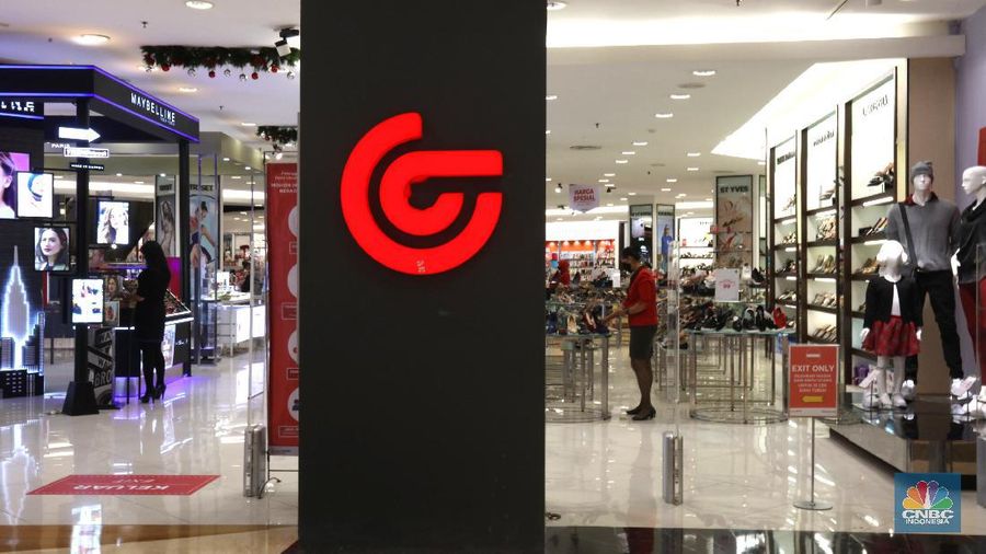 Pengunjung berbelanja di Matahari Store dikawasan Jakarta, Senin (30/11/2020). PT Matahari Departement Store Tbk (LPPF) menutup 6 gerainya hingga akhir tahun ini. Jumlah gerai perusahaan ritel ini akan berkurang dari 153 toko menjadi 147 toko.  (վ/ Tri Susilo)