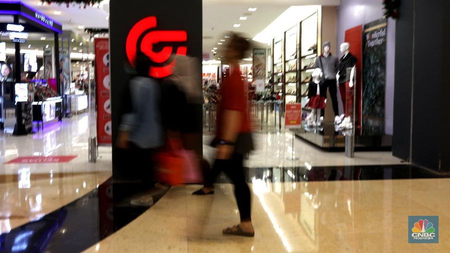 Pengunjung berbelanja di Matahari Store dikawasan Jakarta, Senin (30/11/2020). PT Matahari Departement Store Tbk (LPPF) menutup 6 gerainya hingga akhir tahun ini. Jumlah gerai perusahaan ritel ini akan berkurang dari 153 toko menjadi 147 toko.  (CNBC Indonesia/ Tri Susilo)