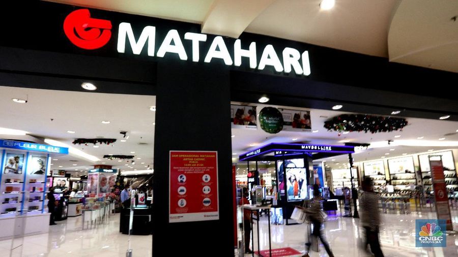 Pengunjung berbelanja di Matahari Store dikawasan Jakarta, Senin (30/11/2020). PT Matahari Departement Store Tbk (LPPF) menutup 6 gerainya hingga akhir tahun ini. Jumlah gerai perusahaan ritel ini akan berkurang dari 153 toko menjadi 147 toko.  (CNBC Indonesia/ Tri Susilo)