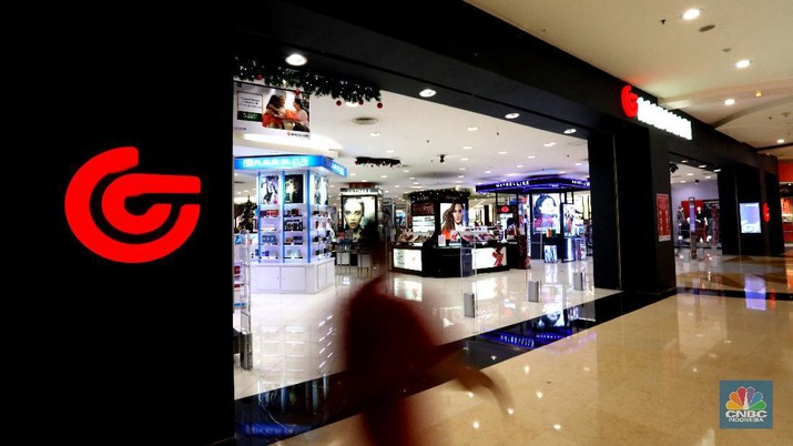 Pengunjung berbelanja di Matahari Store dikawasan Jakarta, Senin (30/11/2020). PT Matahari Departement Store Tbk (LPPF) menutup 6 gerainya hingga akhir tahun ini. Jumlah gerai perusahaan ritel ini akan berkurang dari 153 toko menjadi 147 toko.  (CNBC Indonesia/ Tri Susilo)