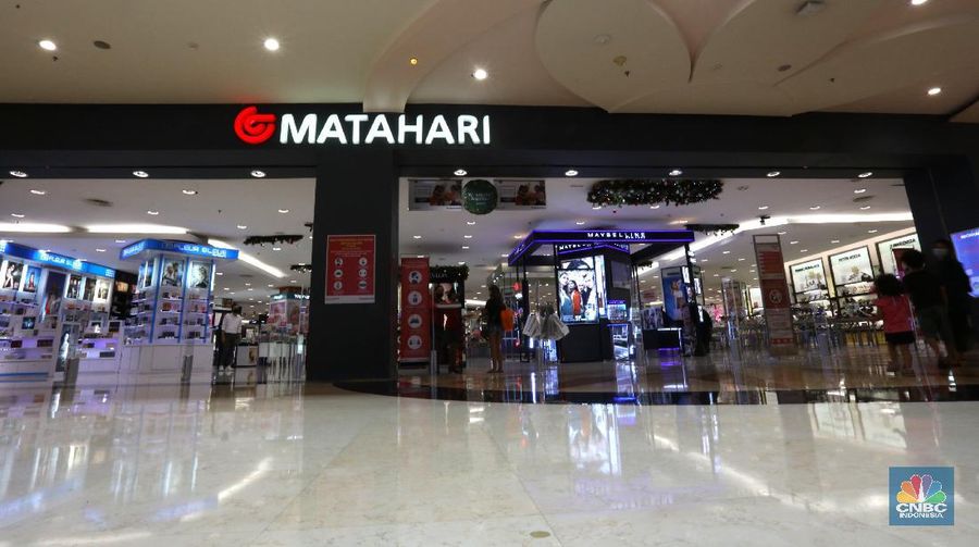 Pengunjung berbelanja di Matahari Store dikawasan Jakarta, Senin (30/11/2020). PT Matahari Departement Store Tbk (LPPF) menutup 6 gerainya hingga akhir tahun ini. Jumlah gerai perusahaan ritel ini akan berkurang dari 153 toko menjadi 147 toko.  (CNBC Indonesia/ Tri Susilo)