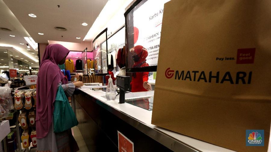 Pengunjung berbelanja di Matahari Store dikawasan Jakarta, Senin (30/11/2020). PT Matahari Departement Store Tbk (LPPF) menutup 6 gerainya hingga akhir tahun ini. Jumlah gerai perusahaan ritel ini akan berkurang dari 153 toko menjadi 147 toko.  (CNBC Indonesia/ Tri Susilo)