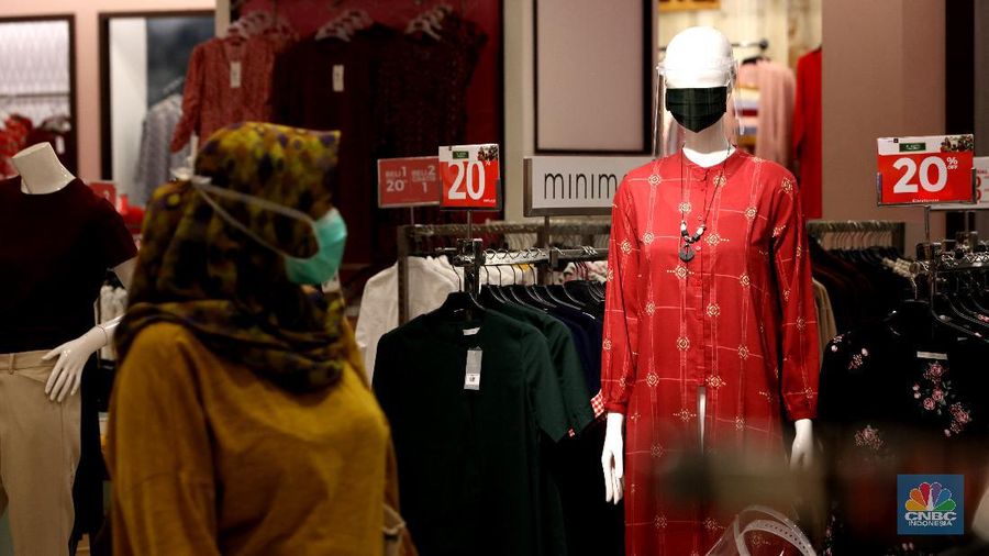Pengunjung berbelanja di Matahari Store dikawasan Jakarta, Senin (30/11/2020). PT Matahari Departement Store Tbk (LPPF) menutup 6 gerainya hingga akhir tahun ini. Jumlah gerai perusahaan ritel ini akan berkurang dari 153 toko menjadi 147 toko.  (CNBC Indonesia/ Tri Susilo)