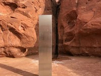 Tugu Logam Misterius di Gurun AS Hilang, Dibawa Pulang Alien?