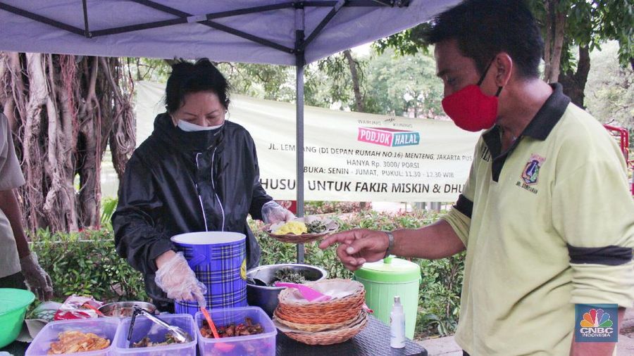 Sejumlah warga memesan nasi kuning di Warung Nasi Kuning Podjok Halal di Taman Situ Lembang, Menteng, Jakarta, Senin (30/11). Menu makanan nasi kuning, lauk, sayur, dan air minum yang disajikan dibanderol dengan harga Rp 3.000 per porsi bagi kaum fakir, dhuafa, para Penyedia Jasa Lainnya Perorangan (PJLP) dari berbagai suku dinas, dan pekerja Penanganan Sarana dan Prasarana Umum (PPSU) kelurahan. Selain kaum dhuafa yang menjadi target utamanya, petugas lapangan seperti ‘pasukan oranye’ juga bisa menikmati sajian yang ada di Warung Nasi Kuning Podjok Halal di Taman Situ Lembang.Warung Podjok Halal ini didirikan oleh Istri Jusuf Hamka salah satu pengusaha jalan tol. Meski kaya-raya dan memiliki harta berlimpah, tetapi pengusaha jalan tol ini selalu rendah hati dan dermawan. Sang istri juga tampak ikut andil dalam kegiatan sosialnya. Di sebuah momen, istri Jusuf Hamka bahkan terlihat sigap saat melayani saudara-saudara yang mengantre di Warung NKRI Podjok Halal, Lembang, Jakarta. Konsep ini ia terapkan karena ingin membantu tanpa memberikan sekadar uang atau barang semata tapi dengan nasi murah dan uang hasil penjualannya akan digunakan kembali untuk membantu sesama. (²©²ÊÍøÕ¾/ Muhammad Sabki)
