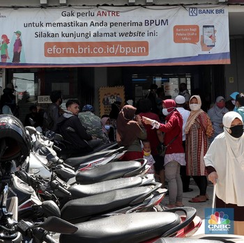 Mengular! Demi Rp 2,4 Juta Warga Antre 'Bantuan Corona' UMKM