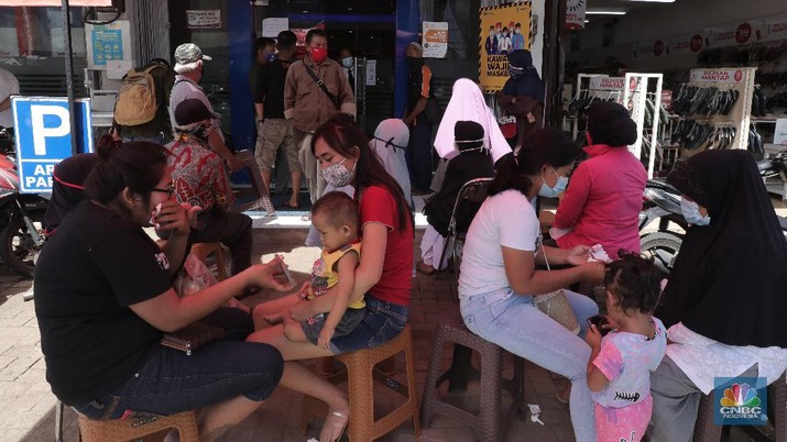 Antrean Warga mencairkan BLT UMKM di Bank BRI Parung Warga pengantri Bantuan Langsung Tunai (BLT) atau disebut juga Bantuan Presiden Produktif kepada UMKM yang terdampak Covid-19 di kantor Cabang Unit Parung, Bogor, Jawa Barat, Selasa 1/12. Bantuan yang dikelola melalui Kementerian Koperasi dan Usaha Mikro Kecil dan Menengah (Kemenkop dan UKM) senilai Rp 2,4 juta ini disalurkan melalui Bank Rakyat Indonesia (BRI). Pemerintah juga telah menambah target penerima BLT UMKM dari 9 juta usaha menjadi 12 juta. Sejak pagi, sejumlah masyarakat yang merupakan pedagang, pelaku umkm, termasuk ojek online, memadati halaman Kantor Cabang BRI. (CNBC Indonesia/ Muhammad Sabki)
