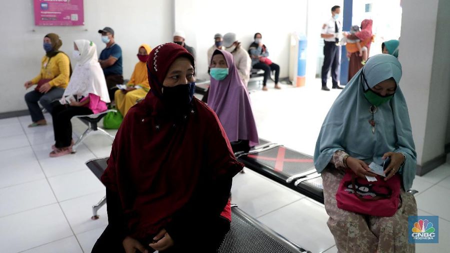 Warga pengantri Bantuan Langsung Tunai (BLT) atau disebut juga Bantuan Presiden Produktif kepada UMKM yang terdampak Covid-19 di kantor Cabang Unit Parung, Bogor, Jawa Barat, Selasa 1/12. Bantuan yang dikelola melalui Kementerian Koperasi dan Usaha Mikro Kecil dan Menengah (Kemenkop dan UKM) senilai Rp 2,4 juta ini disalurkan melalui Bank Rakyat Indonesia (BRI). Pemerintah juga telah menambah target penerima BLT UMKM dari 9 juta usaha menjadi 12 juta. Sejak pagi, sejumlah masyarakat yang merupakan pedagang, pelaku umkm, termasuk ojek online, memadati halaman Kantor Cabang BRI. (CNBC Indonesia/ Muhammad Sabki)