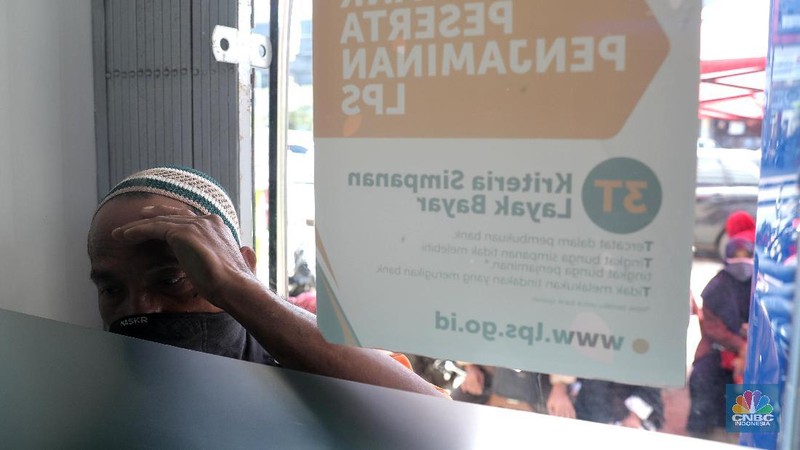 Warga pengantri Bantuan Langsung Tunai (BLT) atau disebut juga Bantuan Presiden Produktif kepada UMKM yang terdampak Covid-19 di kantor Cabang Unit Parung, Bogor, Jawa Barat, Selasa 1/12. Bantuan yang dikelola melalui Kementerian Koperasi dan Usaha Mikro Kecil dan Menengah (Kemenkop dan UKM) senilai Rp 2,4 juta ini disalurkan melalui Bank Rakyat Indonesia (BRI). Pemerintah juga telah menambah target penerima BLT UMKM dari 9 juta usaha menjadi 12 juta. Sejak pagi, sejumlah masyarakat yang merupakan pedagang, pelaku umkm, termasuk ojek online, memadati halaman Kantor Cabang BRI. (CNBC Indonesia/ Muhammad Sabki)