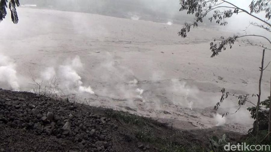Gunung Semeru mengeluarkan guguran awan panas (Foto: Nur Hadi Wicaksono/detikcom)