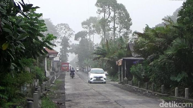 Gunung Semeru mengeluarkan guguran awan panas (Foto: Nur Hadi Wicaksono/detikcom)