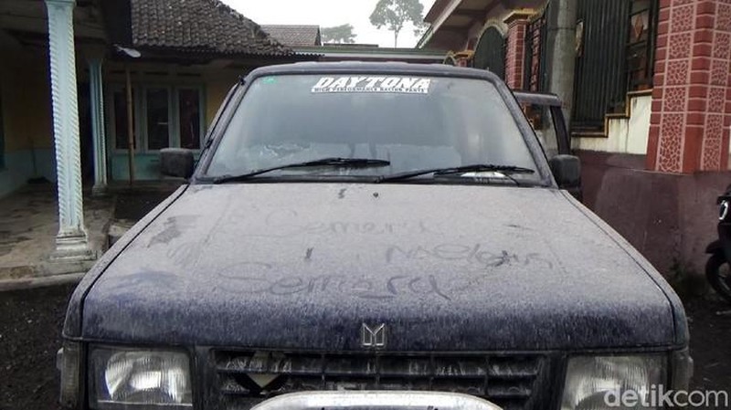 Gunung Semeru mengeluarkan guguran awan panas (Foto: Nur Hadi Wicaksono/detikcom)