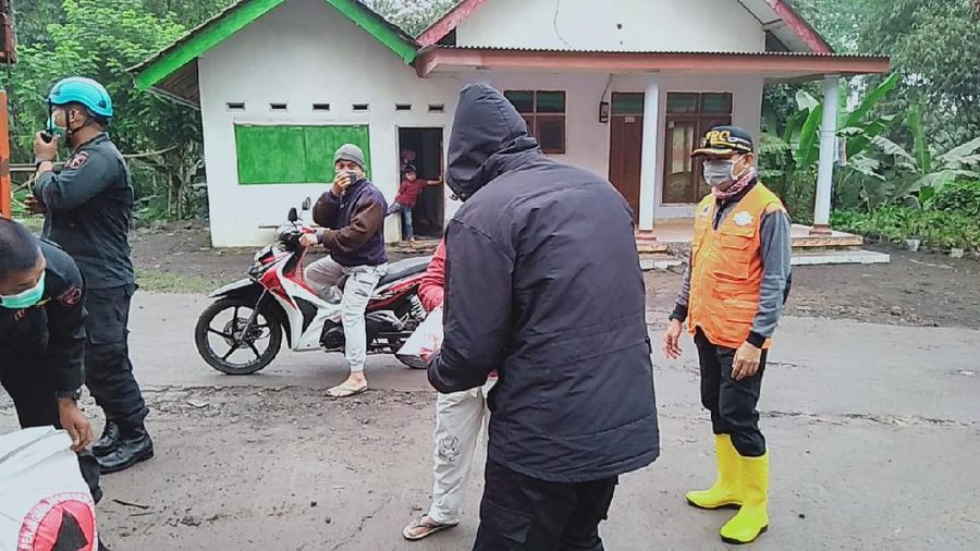 Gunung Semeru mengeluarkan guguran awan panas (Foto: Nur Hadi Wicaksono/detikcom)