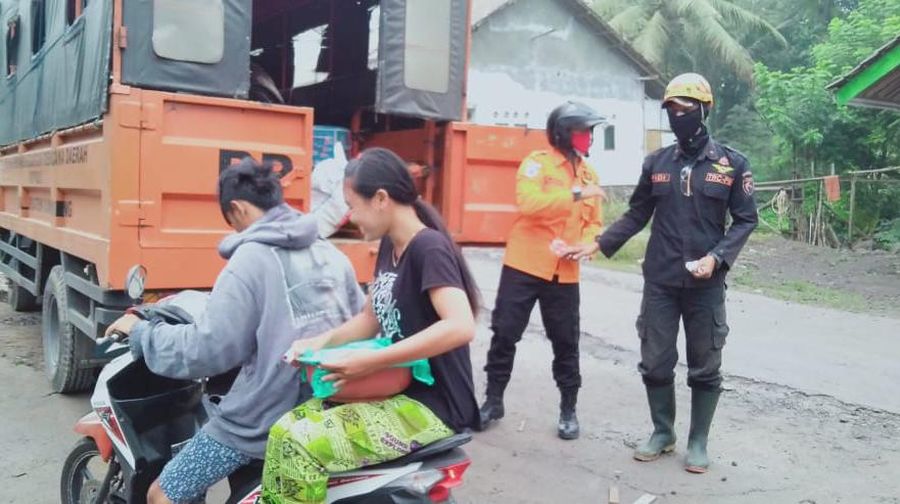 Warga Mengungsi Saat Gunung Semeru Luncurkan Awan Panas (DOK. BNPB)