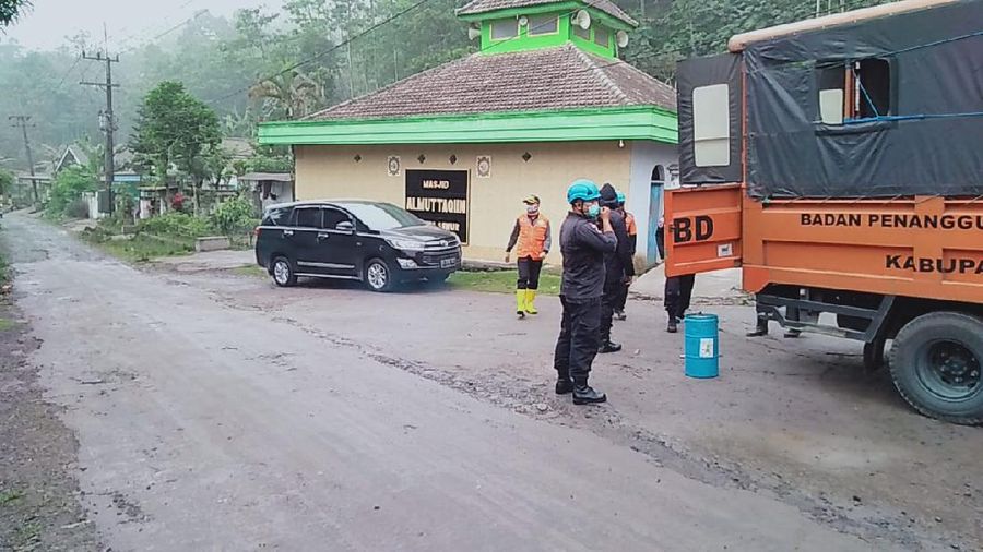 Gunung Semeru mengeluarkan guguran awan panas (Foto: Nur Hadi Wicaksono/detikcom)