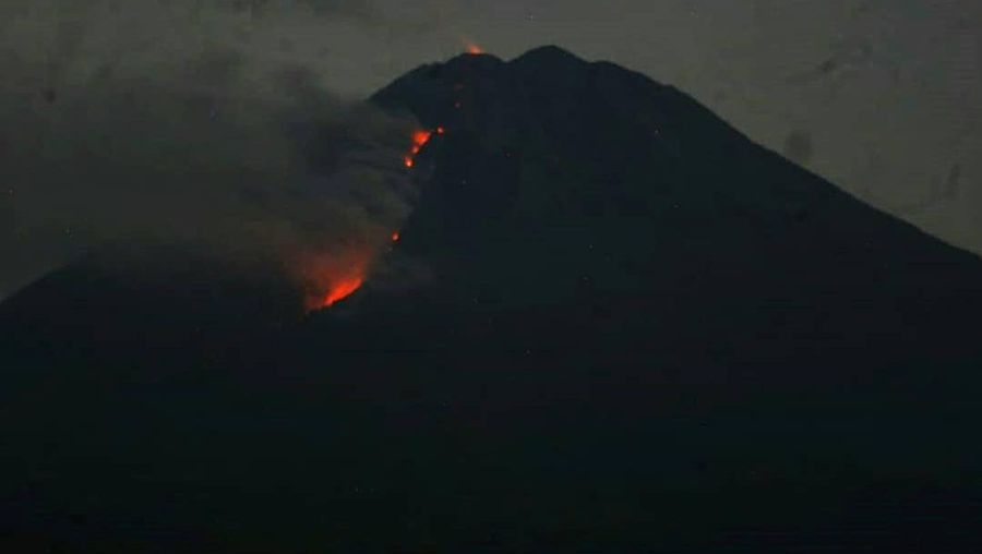 Gunung Semeru mengeluarkan guguran awan panas (Foto: Nur Hadi Wicaksono/detikcom)