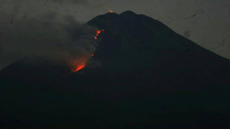 Gunung Semeru mengeluarkan guguran awan panas (Foto: Nur Hadi Wicaksono/detikcom)