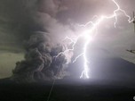 Penampakan Gunung Semeru yang Meletus Selasa Dini Hari Tadi