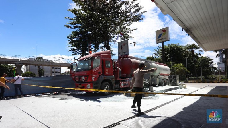 Pengunjung berbelanja di Matahari Store dikawasan Jakarta, Senin (30/11/2020). PT Matahari Departement Store Tbk (LPPF) menutup 6 gerainya hingga akhir tahun ini. Jumlah gerai perusahaan ritel ini akan berkurang dari 153 toko menjadi 147 toko.  (CNBC Indonesia/ Tri Susilo)