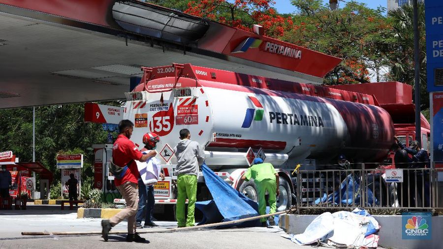 1. Kejadian kebakaran Mobil Tangki di SPBU 31.12802 MT Haryono, Jakarta Selatan pada Selasa (1/12) sekitar pukul 11.35 WIB sudah berhasil ditangani dan situasi sudah berangsur kondusif. Tidak ada korban jiwa dalam kejadian ini. 

2. Insiden sudah dapat tertangani berkat kesigapan operator SPBU yang bahu membahu memadamkan percikan api.

3. Pararel menunggu hasil investigasi dan dengan alasan keselamatan, saat Ini operasional SPBU dihentikan sementara.

4.  Pertamina memberikan alternatif SPBU terdekat yaitu SPBU 34.12806 di Jalan Dr. Soepomo dan SPBU 34.12902 Jalan Gatot Subroto. (CNBC Indonesia/ Tri Susilo)