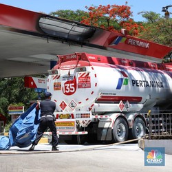 Imbas Perang Harga Minyak Melejit, Impor BBM dan LPG RI Aman?