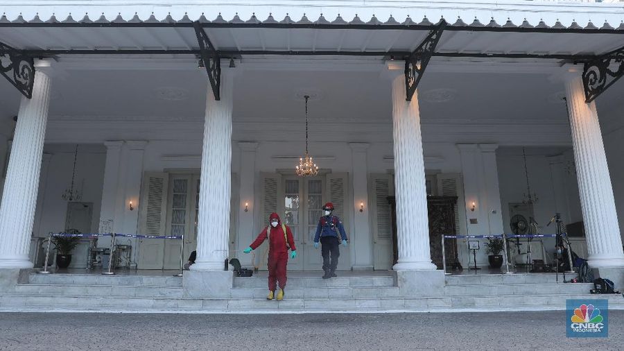 Pemadam menyemprotkan cairan disinfektan di halaman gedung Balaikota gedung B, Balaikota Jakarta, Selasa 1/12. Selain Gedung B petugas damkar juga menyemprot Gedung Blok G Balai Kota DKI Jakarta hari ini mulai ditutup karena ada pejabat yang positif virus Corona (COVID-19). Di hari pertama penutupan, gedung Blok G dilakukan penyemprotan disinfektan oleh Sudin Penanggulangan Kebakaran dan Penyelamatan (Gulkarmat) Jakarta Pusat. Beberapa petugas membagi peran untuk melakukan penyemprotan. Ada yang bertugas di halaman gedung, ada juga yang menyemprot disinfektan di beberapa lantai gedung Blok G. Ada 50 petugas yang dikerahkan untuk melakukan penyemprotan. Gedung Blok G Balai Kota DKI ada 23 tiga lantai. Sebelumnya, Gubernur DKI Jakarta Anies Baswedan menutup gedung G Balai Kota DKI Jakarta. Anies menegaskan penutupan itu dilakukan bukan berkaitan dengan kasus Corona yang dialami almarhum Sekda DKI Jakarta Saefullah, melainkan ada dua pejabat yang terinfeksi COVID-19.   (CNBC Indonesia/ Tri Susilo)