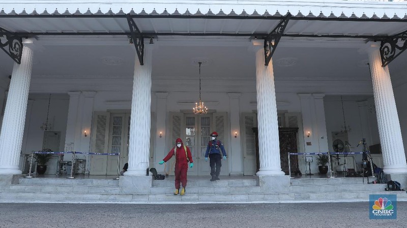 Pemadam menyemprotkan cairan disinfektan di halaman gedung Balaikota gedung B, Balaikota Jakarta, Selasa 1/12. Selain Gedung B petugas damkar juga menyemprot Gedung Blok G Balai Kota DKI Jakarta hari ini mulai ditutup karena ada pejabat yang positif virus Corona (COVID-19). Di hari pertama penutupan, gedung Blok G dilakukan penyemprotan disinfektan oleh Sudin Penanggulangan Kebakaran dan Penyelamatan (Gulkarmat) Jakarta Pusat. Beberapa petugas membagi peran untuk melakukan penyemprotan. Ada yang bertugas di halaman gedung, ada juga yang menyemprot disinfektan di beberapa lantai gedung Blok G. Ada 50 petugas yang dikerahkan untuk melakukan penyemprotan. Gedung Blok G Balai Kota DKI ada 23 tiga lantai. Sebelumnya, Gubernur DKI Jakarta Anies Baswedan menutup gedung G Balai Kota DKI Jakarta. Anies menegaskan penutupan itu dilakukan bukan berkaitan dengan kasus Corona yang dialami almarhum Sekda DKI Jakarta Saefullah, melainkan ada dua pejabat yang terinfeksi COVID-19.   (CNBC Indonesia/ Tri Susilo)